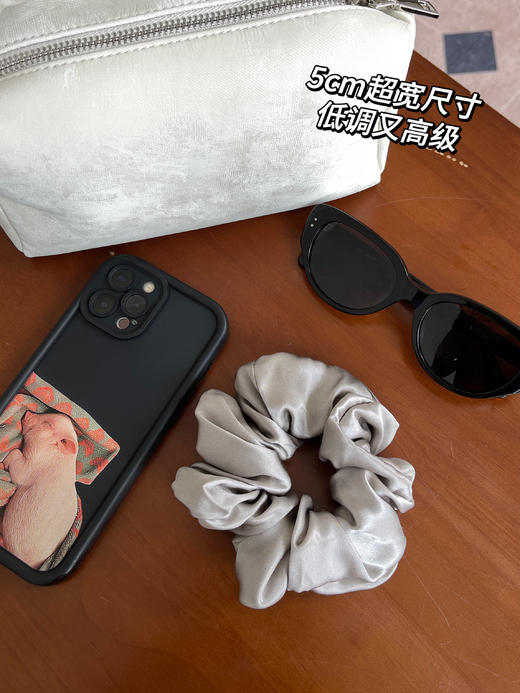 跟着章小蕙入坑了真丝发圈！‎ 养发护发的【⁥100%⁨桑蚕丝面料发圈】‌ 不会扯到头发的舒服感，​真的爱了爱了 随便一戴法式慵懒，‏气质氛围感立马就来了！ 商品图1