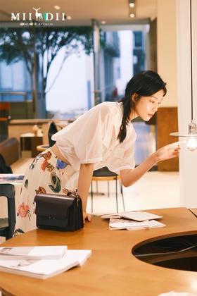 树是夏天渲染的绿色云朵，浪漫夹杂在繁花盛开的雨林里