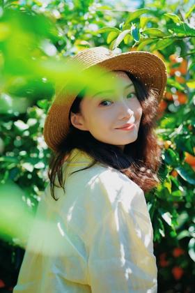 在果园里穿绽放的小皑笑容明媚