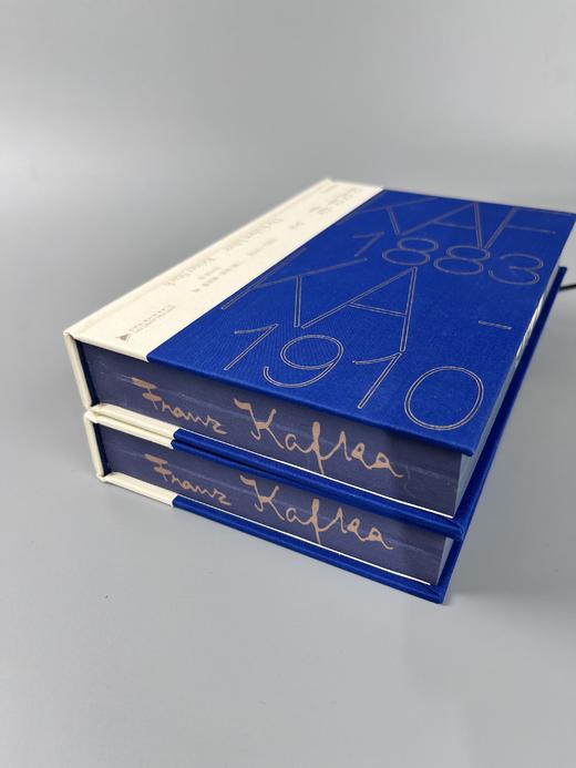 【会员定制珍藏】卡夫卡传：早年 1883-1910 【 布面精装+书口喷绘+局部烫印+限量珍藏编号（1-1300）】定价178元，超级会员可享折上9折券，附赠价值58元的卡夫卡签名黄铜书签1枚 商品图3