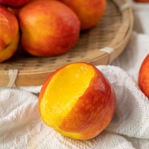【云南珍珠黄心油桃】个头娇小 软硬两吃 果肉细腻 酸甜爽口 一口尽享汁水充沛的感觉 3种规格任选 商品图6