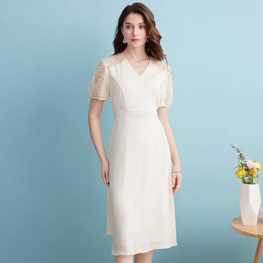 EITIE爱特爱夏季新款优雅气质镂空蕾丝泡泡袖收腰连衣裙女7407113 商品图4