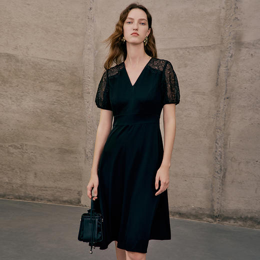 EITIE爱特爱夏季新款优雅气质镂空蕾丝泡泡袖收腰连衣裙女7407113 商品图7