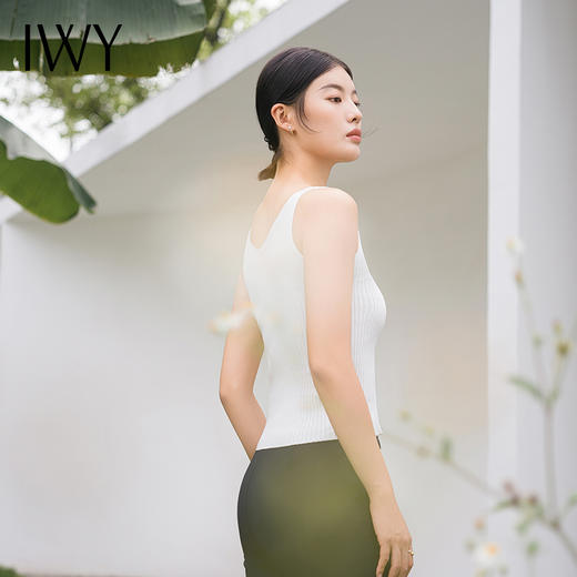IWY/时尚白色背心气质吊带内搭背心吊带配西装修身有弹性V领高级感T002 商品图3