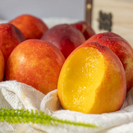 【云南珍珠黄心油桃】个头娇小 软硬两吃 果肉细腻 酸甜爽口 一口尽享汁水充沛的感觉 3种规格任选 商品图9