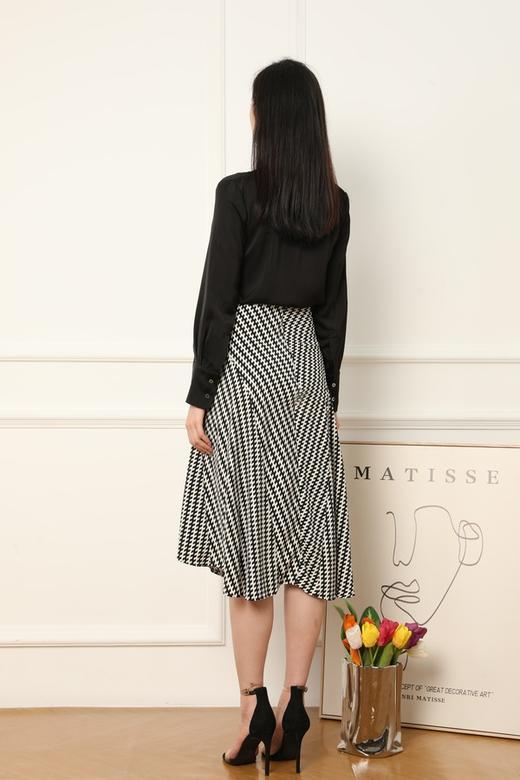 ELLA JADE 精致优雅V领光泽感轻薄上衣 15924 商品图4