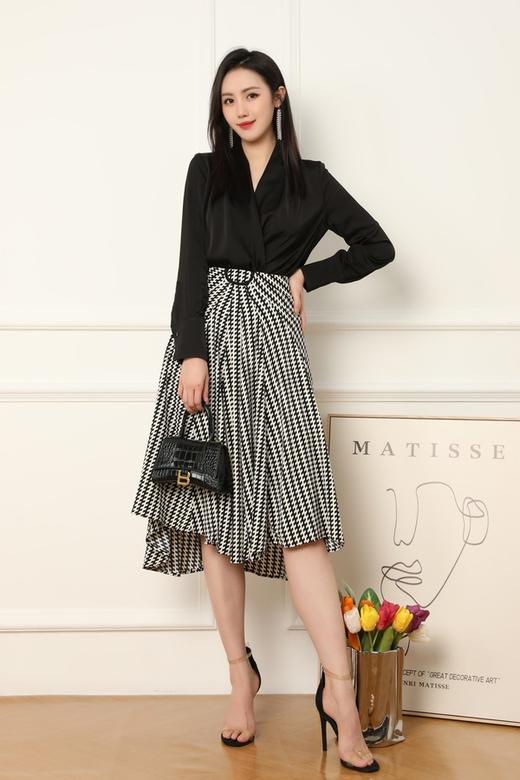 ELLA JADE 精致优雅V领光泽感轻薄上衣 15924 商品图1