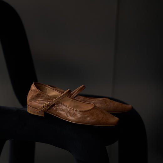 FAYTOBE 褶皱做旧玛丽珍24早春新品清冷新中式风尖方头一字扣单鞋 商品图5