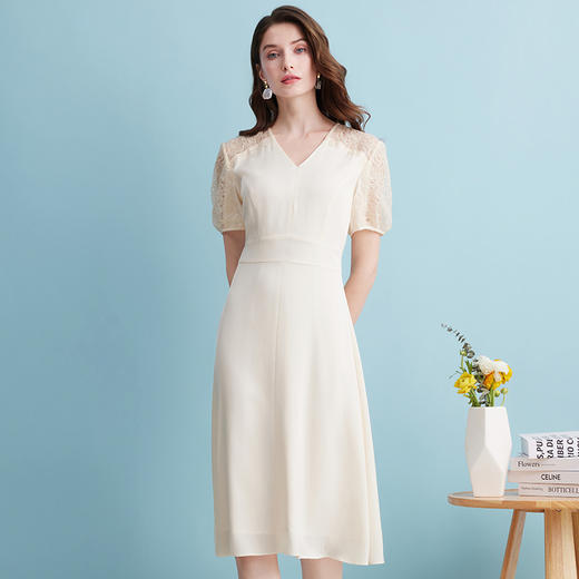 EITIE爱特爱夏季新款优雅气质镂空蕾丝泡泡袖收腰连衣裙女7407113 商品图3