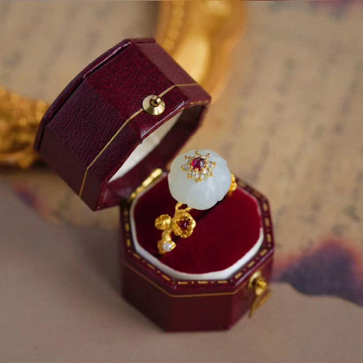 龢盒原创 醉眠芍药烟 18k金镶白玉戒指 商品图1