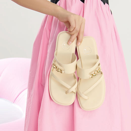 Safiya/索菲娅2024夏季 金属扣低跟百搭外穿休闲夹脚凉拖鞋 SF42110025 商品图1