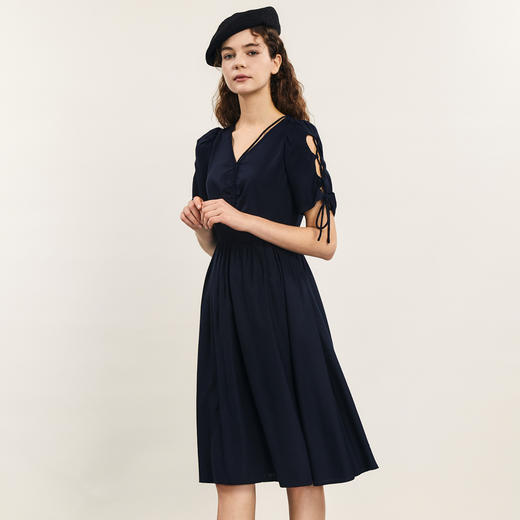谜底V领连衣裙短袖2024年夏季新品通勤风莱赛尔中长裙子242ML0573 商品图3