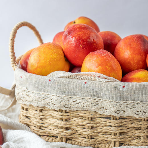 【云南珍珠黄心油桃】个头娇小 软硬两吃 果肉细腻 酸甜爽口 一口尽享汁水充沛的感觉 3种规格任选 商品图2