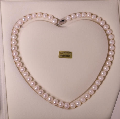 【预售3-5天】甄珠贝 母亲节项链 品质很不错，强光，基本无暇，微生长痕迹，圆度很好饱满，8mm左右的尺寸，非常适合妈妈们佩戴的经典大小 蝴蝶结可脱卸 商品图3