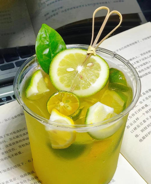 【品牌直发】6瓶💰29.9！佰恩氏小青柠果汁饮料，狂喝不胖，一瓶不到5元！生啃水果既视感！极简配料，好喝安心！ 东南亚进口无籽小青柠 NPC非浓缩还原，鲜榨榨取 干净无添加，0脂肪/0色素/防腐剂 商品图0