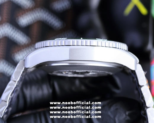 泰格豪雅 TAG Heuer  竞潜系列 进口机芯自动机械机芯 镌刻装饰图案 旋入式表冠 不惜成本的使用带双重安全按钮的黑色PVD精钢折叠表扣 表盘直径41mm 别具一格 引爆风潮 商品图6