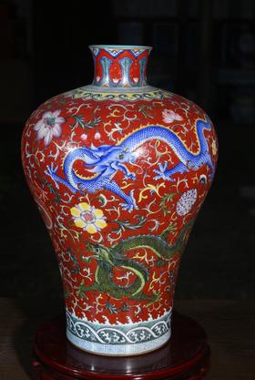 红地扒花五龙梅瓶
