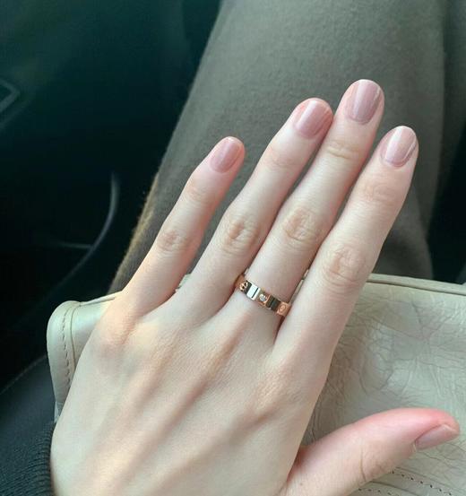 卡地经典低调简约戒圈  𝐥𝐨𝐯𝐞经典系列钛钢+‌V金+‫施华洛钻 商品图5