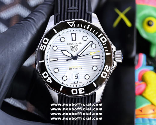 泰格豪雅 TAG Heuer  竞潜系列 进口机芯自动机械机芯 镌刻装饰图案 旋入式表冠 不惜成本的使用带双重安全按钮的黑色PVD精钢折叠表扣 表盘直径41mm 别具一格 引爆风潮 商品图11