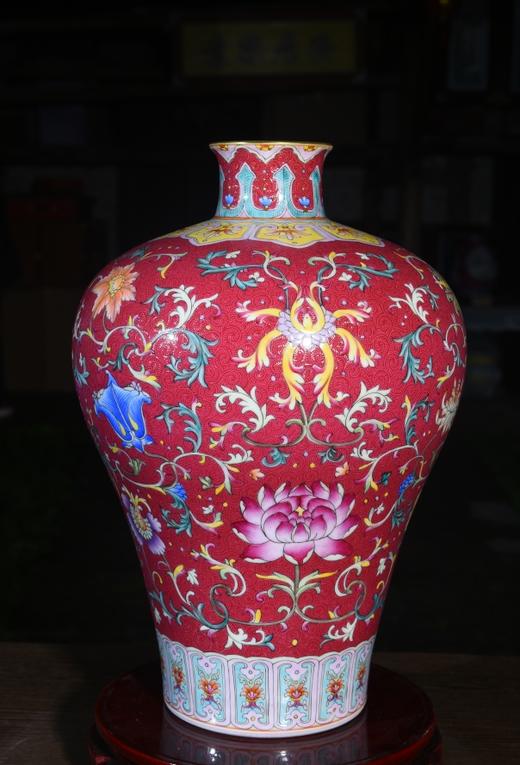 红地扒花缠枝花卉梅瓶 商品图0