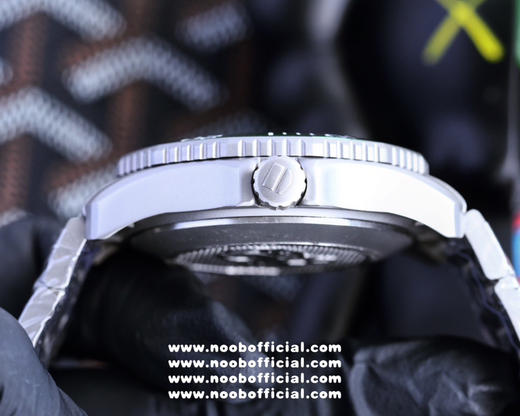 泰格豪雅 TAG Heuer  竞潜系列 进口机芯自动机械机芯 镌刻装饰图案 旋入式表冠 不惜成本的使用带双重安全按钮的黑色PVD精钢折叠表扣 表盘直径41mm 别具一格 引爆风潮 商品图5