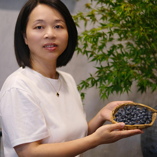【抚仙湖花香蓝莓】 湖边蓝莓全部来源于绿色无公害的 种植 香甜爽口果香浓郁 果粒饱满一年一熟高标 准种植 每一颗浆果长的水灵饱满多汁清甜 商品图8