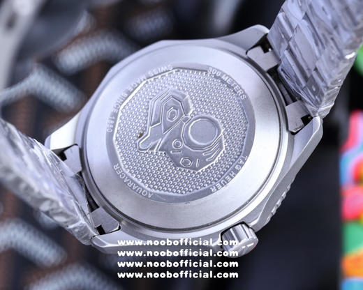 泰格豪雅 TAG Heuer  竞潜系列 进口机芯自动机械机芯 镌刻装饰图案 旋入式表冠 不惜成本的使用带双重安全按钮的黑色PVD精钢折叠表扣 表盘直径41mm 别具一格 引爆风潮 商品图7