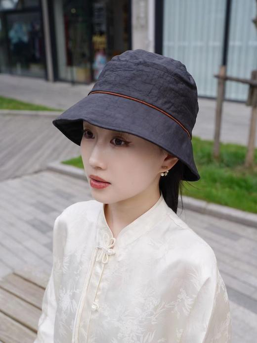 非遗古料香云纱鸭舌帽/渔夫帽！花花团特别定制版！日常搭配百搭时髦！优雅典雅都市气质女士！帽型显脸小！香云纱帽子炒鸡轻盈透气凉爽宜人，易洗易干轻薄不易皱，自带spf50防晒，不怕晒黑优雅时髦凹造型！ 商品图13