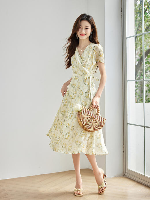 【五折购】熙世界超好看连衣裙夏2025新款高端精致收腰显瘦法式V领碎花裙 商品图4