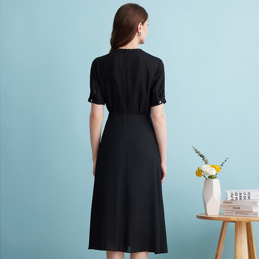 EITIE爱特爱夏季新款气质收腰压褶高级垂坠连衣裙B2407314 商品图4