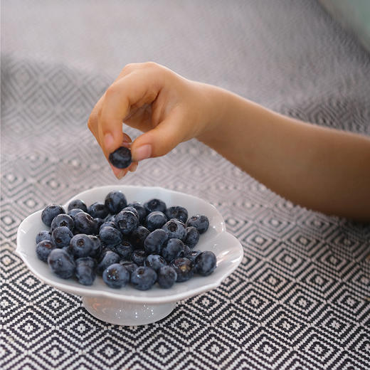 【抚仙湖花香蓝莓】 湖边蓝莓全部来源于绿色无公害的 种植 香甜爽口果香浓郁 果粒饱满一年一熟高标 准种植 每一颗浆果长的水灵饱满多汁清甜 商品图5