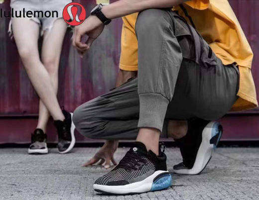 lululemon 情侣款男女慢跑鞋，原盒包装，36-44配码，实力主推款
轻盈耐穿泡棉为前足带来缓震效果，提升流畅转向体验 商品图2