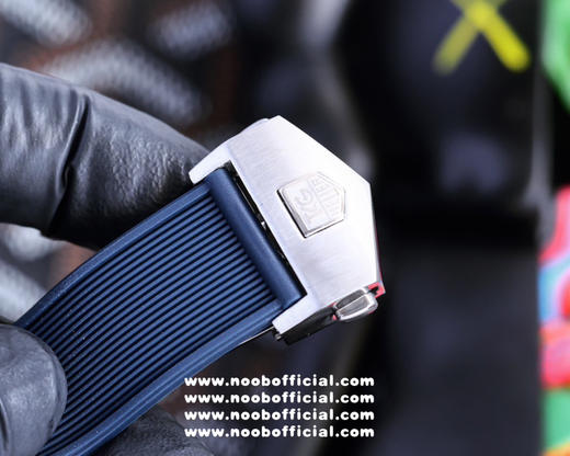 泰格豪雅 TAG Heuer  竞潜系列 进口机芯自动机械机芯 镌刻装饰图案 旋入式表冠 不惜成本的使用带双重安全按钮的黑色PVD精钢折叠表扣 表盘直径41mm 别具一格 引爆风潮 商品图14