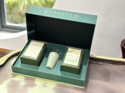 春茶上市｜【江头贡茶】幸会2+1茶礼（天然绿色/明前特级/明前一级）干茶外形紧结肥壮，色泽墨绿，香气馥郁，滋味浓郁，回甘持久。茶礼高雅富有文化底蕴，茶与器的搭配彰显人文关怀，茶师心选好茶，净重：250 商品图3