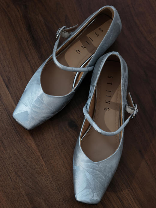 盛唐婧 |纯手工全皮一字扣小粗跟单鞋-银灰(特殊商品不退不换) 商品图1