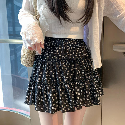 【绽放美丽！甜美碎花】韩系复古碎花小短裙，蛋糕裙配上高腰显瘦A字裙设计，充满韩系复古风。选择黑白两色，清新自然又不失气质。穿上这条裙子，真正的仙女范儿！ 商品图0