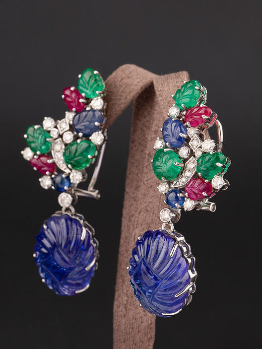 独角鹿西洋古董1970-1980年代英国出品「Tutti Frutti」水果锦囊风格18K白金镶嵌钻石祖母绿红蓝宝石耳环一对 商品图2