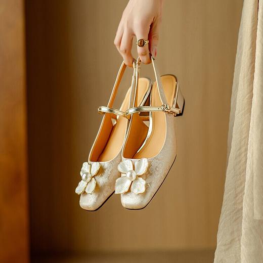 【预售5天】国风包头气质感珍珠花瓣，方头浅口后空粗跟凉鞋NJMK&K956 商品图1