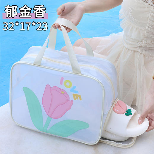 【“包”容一切！夏季出游必备神器】我的旅行化妆包，不仅高颜值，而且容量足以装下你所有的运动、健身、游泳装备。它采用干湿分离设计，PVC材质结构，轻松防水防潮。让你在沙滩上畅游时，完美展现你的靓丽美貌！ 商品图5