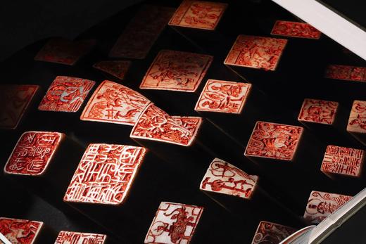 《然犀室印集》，梁章凯 编著，开本：889mm×1194mm 16开，西泠印社出版社2024年4月一版一印。两种版本：

1，	特装纪念版，来楚生刻原石印花一纸，以及手写编号藏书票一张。定价580元， 商品图10