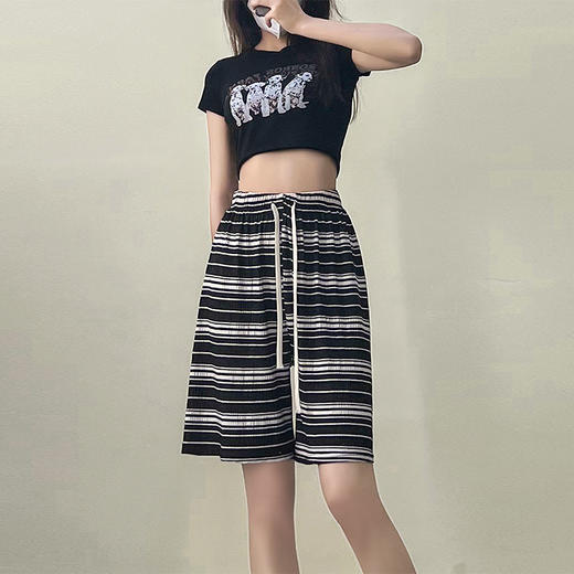 【不挑身材，显高显瘦】夏季必备！横条五分裤女，宽松舒适，凉凉休闲阔腿中裤，抽绳设计更贴心。穿上它，享受轻松自在的夏日时光！ 商品图0