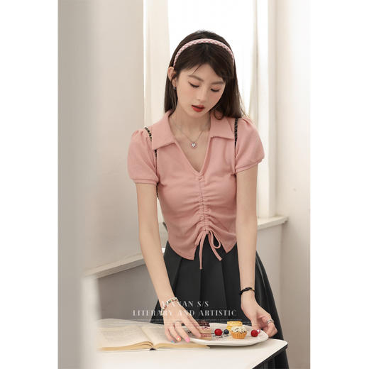 鹿向南《甜心派对》温柔甜美V领短袖t恤女 黑色上衣女夏：LXN29831 商品图1