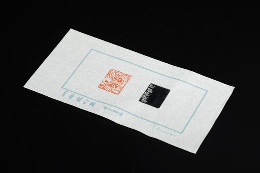 《然犀室印集》，梁章凯 编著，开本：889mm×1194mm 16开，西泠印社出版社2024年4月一版一印。两种版本：

1，	特装纪念版，来楚生刻原石印花一纸，以及手写编号藏书票一张。定价580元， 商品图11