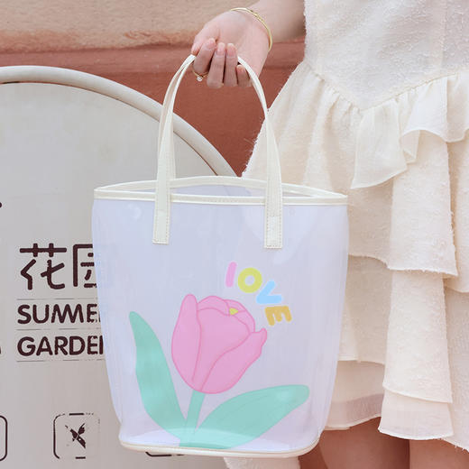 【“包”容一切！夏季出游必备神器】我的旅行化妆包，不仅高颜值，而且容量足以装下你所有的运动、健身、游泳装备。它采用干湿分离设计，PVC材质结构，轻松防水防潮。让你在沙滩上畅游时，完美展现你的靓丽美貌！ 商品图9