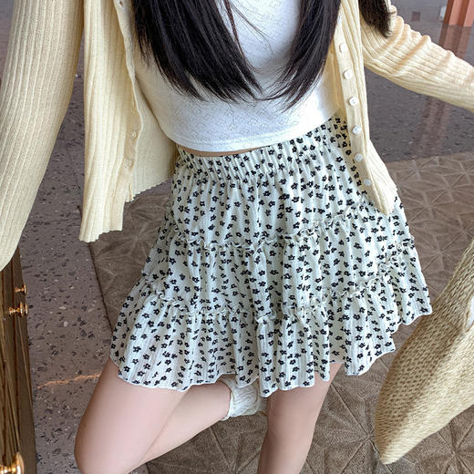 【绽放美丽！甜美碎花】韩系复古碎花小短裙，蛋糕裙配上高腰显瘦A字裙设计，充满韩系复古风。选择黑白两色，清新自然又不失气质。穿上这条裙子，真正的仙女范儿！ 商品图5