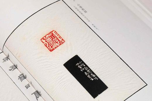 《然犀室印集》，梁章凯 编著，开本：889mm×1194mm 16开，西泠印社出版社2024年4月一版一印。两种版本：

1，	特装纪念版，来楚生刻原石印花一纸，以及手写编号藏书票一张。定价580元， 商品图5