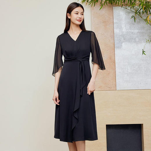 玳莎真丝V领连衣裙2024年夏季新款轻奢气质收腰显瘦桑蚕丝小黑裙  EB35303 商品图0