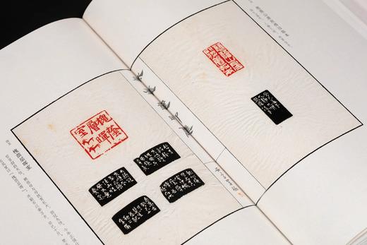 《然犀室印集》，梁章凯 编著，开本：889mm×1194mm 16开，西泠印社出版社2024年4月一版一印。两种版本：

1，	特装纪念版，来楚生刻原石印花一纸，以及手写编号藏书票一张。定价580元， 商品图3