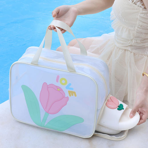 【“包”容一切！夏季出游必备神器】我的旅行化妆包，不仅高颜值，而且容量足以装下你所有的运动、健身、游泳装备。它采用干湿分离设计，PVC材质结构，轻松防水防潮。让你在沙滩上畅游时，完美展现你的靓丽美貌！ 商品图0
