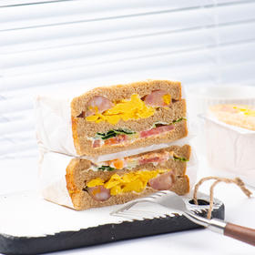 全麦滑蛋烤肠三明治